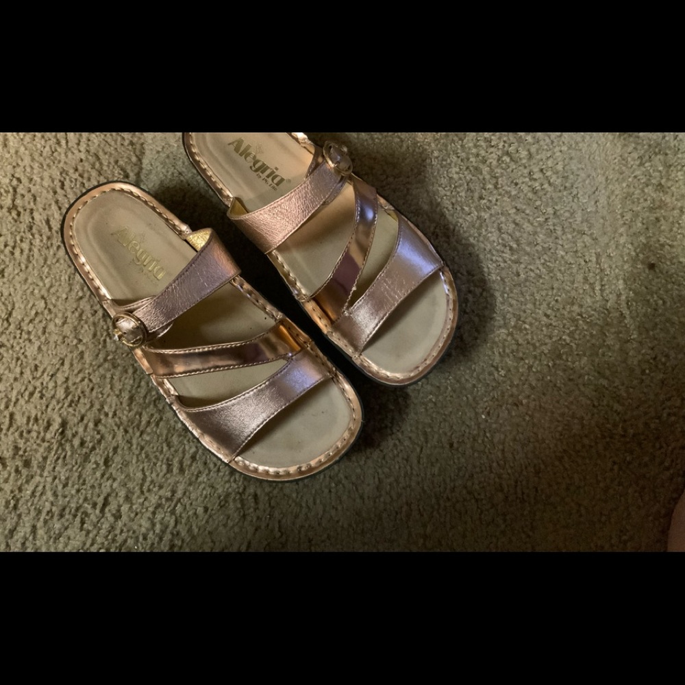 Super comfy leather sandals in a metallic rose gold.  New without tags